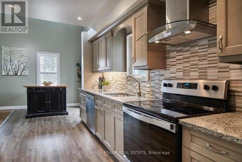 32 Faircomb Crescent, Clarington (Courtice), ON - Indoor Photo Showing Kitchen With Upgraded Kitchen