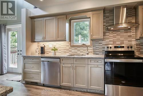 32 Faircomb Crescent, Clarington (Courtice), ON - Indoor Photo Showing Kitchen With Upgraded Kitchen