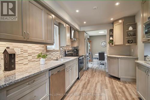 32 Faircomb Crescent, Clarington (Courtice), ON - Indoor Photo Showing Kitchen With Upgraded Kitchen