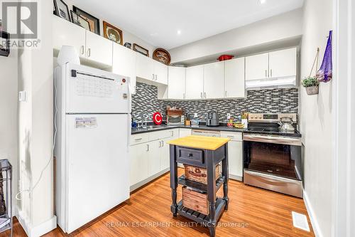 26 Melbourne Street, Hamilton, ON - Indoor Photo Showing Kitchen