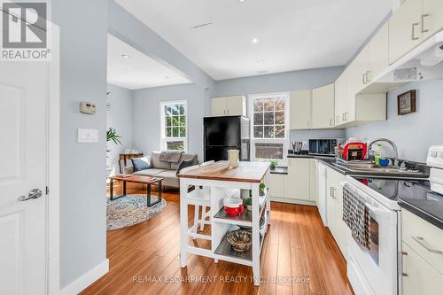 26 Melbourne Street, Hamilton, ON - Indoor Photo Showing Kitchen