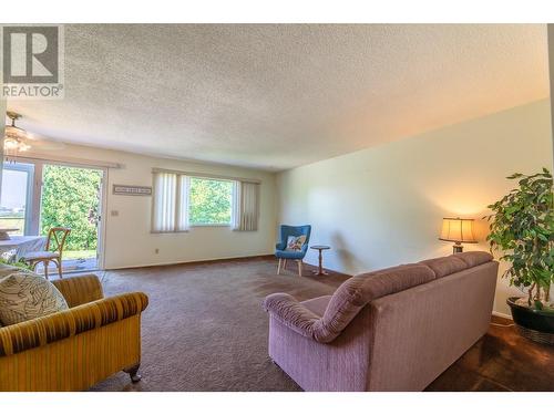 2505 Thornber Street, Summerland, BC - Indoor Photo Showing Living Room