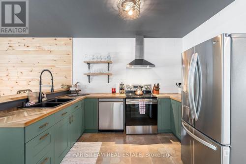 109 Revell Street, Gravenhurst, ON - Indoor Photo Showing Kitchen With Double Sink With Upgraded Kitchen