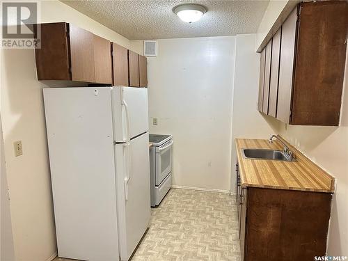 3952 Castle Road, Regina, SK - Indoor Photo Showing Kitchen