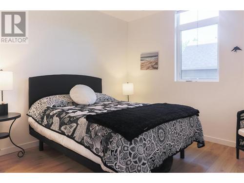 660 Cawston Avenue N Unit# 105, Kelowna, BC - Indoor Photo Showing Bedroom