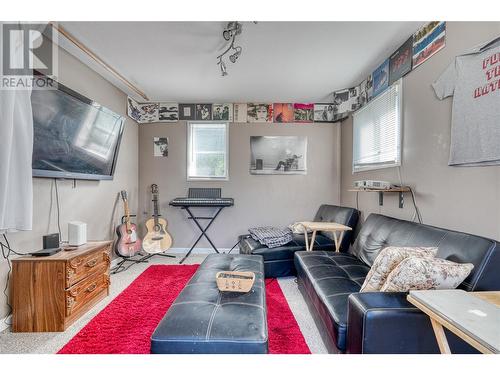 669 Van Horne Street, Penticton, BC - Indoor Photo Showing Living Room