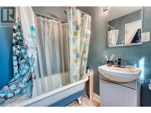 669 Van Horne Street, Penticton, BC - Indoor Photo Showing Bathroom