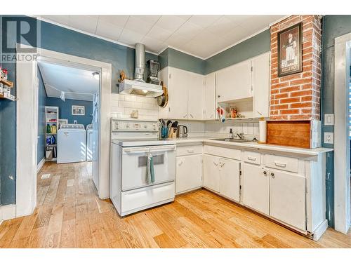 669 Van Horne Street, Penticton, BC - Indoor Photo Showing Kitchen