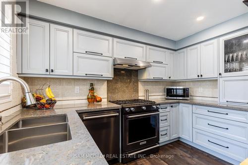 2336 Proudfoot Trail, Oakville, ON - Indoor Photo Showing Kitchen With Double Sink