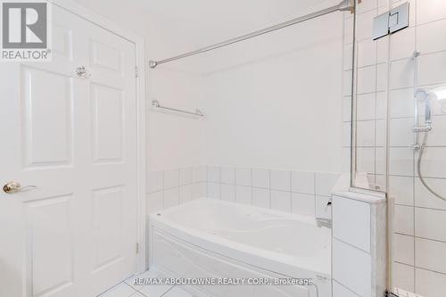 305 - 5194 Lakeshore Road, Burlington (Appleby), ON - Indoor Photo Showing Bathroom