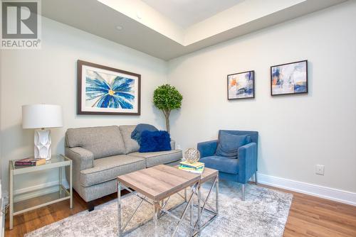 321 - 270 Lakeshore Road W, Mississauga, ON - Indoor Photo Showing Living Room