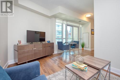 321 - 270 Lakeshore Road W, Mississauga, ON - Indoor Photo Showing Living Room