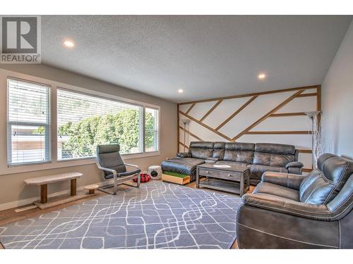 655 Clifton Road S, Kelowna, BC - Indoor