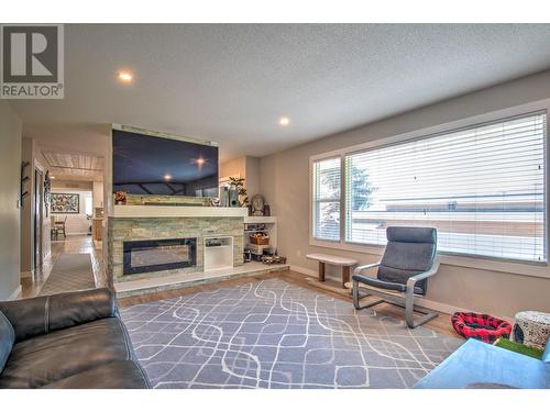 655 Clifton Road S, Kelowna, BC - Indoor Photo Showing Living Room With Fireplace