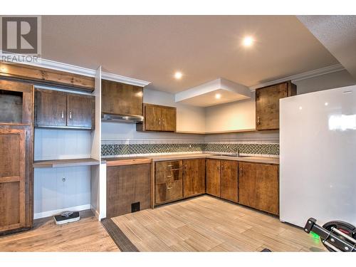 655 Clifton Road S, Kelowna, BC - Indoor Photo Showing Kitchen