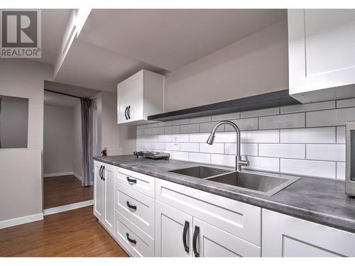 655 Clifton Road S, Kelowna, BC - Indoor Photo Showing Kitchen With Double Sink