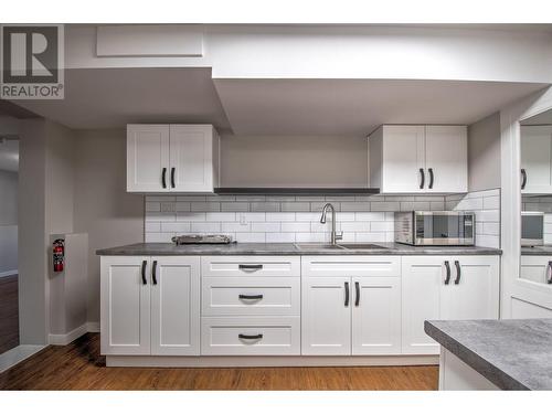 655 Clifton Road S, Kelowna, BC - Indoor Photo Showing Kitchen