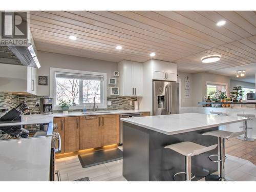 655 Clifton Road S, Kelowna, BC - Indoor Photo Showing Kitchen With Upgraded Kitchen