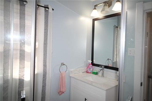 701 Wilson Street, Hamilton, ON - Indoor Photo Showing Bathroom