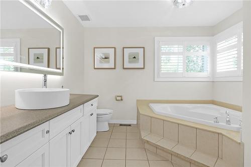 2107 Country Club Drive, Burlington, ON - Indoor Photo Showing Bathroom