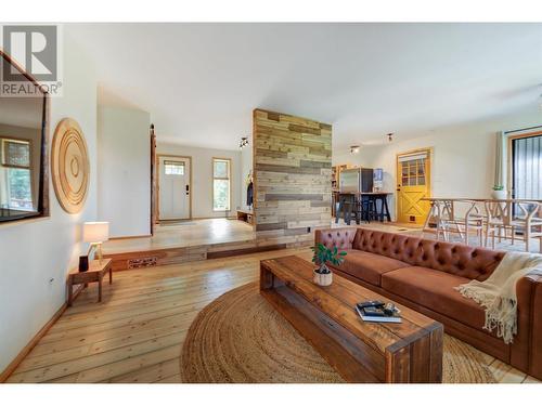 10604 Bonnie Drive, Lake Country, BC - Indoor Photo Showing Living Room