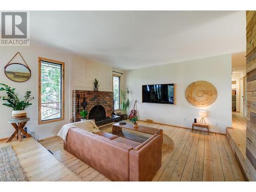 10604 Bonnie Drive, Lake Country, BC - Indoor Photo Showing Living Room With Fireplace