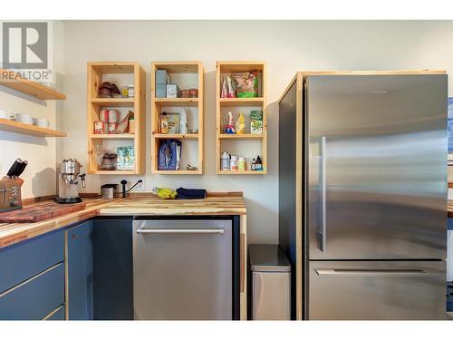 10604 Bonnie Drive, Lake Country, BC - Indoor Photo Showing Kitchen