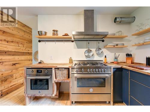 10604 Bonnie Drive, Lake Country, BC - Indoor Photo Showing Kitchen