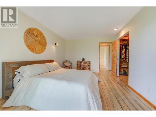 10604 Bonnie Drive, Lake Country, BC - Indoor Photo Showing Bedroom