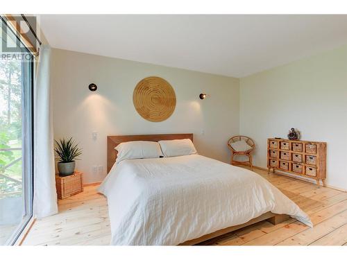 10604 Bonnie Drive, Lake Country, BC - Indoor Photo Showing Bedroom