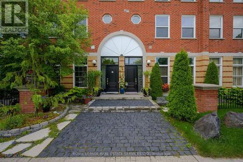 19 Civic Square Gate, Aurora (Bayview Wellington), ON - Outdoor With Facade