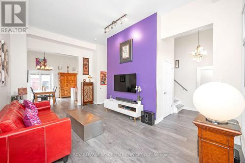 19 Civic Square Gate, Aurora (Bayview Wellington), ON - Indoor Photo Showing Living Room