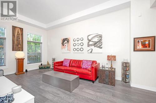 19 Civic Square Gate, Aurora (Bayview Wellington), ON - Indoor Photo Showing Living Room