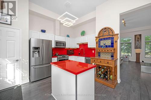 19 Civic Square Gate, Aurora (Bayview Wellington), ON - Indoor Photo Showing Kitchen