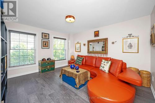 19 Civic Square Gate, Aurora (Bayview Wellington), ON - Indoor Photo Showing Living Room