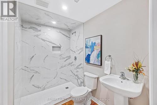 18 Vellore Woods Boulevard, Vaughan, ON - Indoor Photo Showing Bathroom