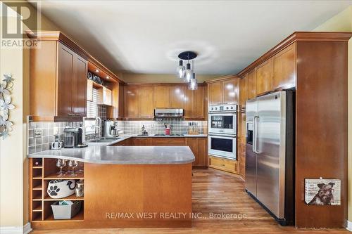 203 Thomson Creek Boulevard, Vaughan, ON - Indoor Photo Showing Kitchen With Double Sink