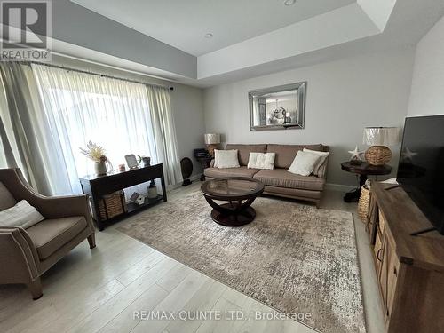 116 Hastings Park Drive S, Belleville, ON - Indoor Photo Showing Living Room