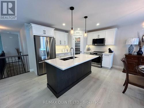 116 Hastings Park Drive S, Belleville, ON - Indoor Photo Showing Kitchen With Double Sink With Upgraded Kitchen