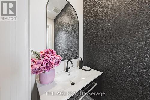 533 Woodland Avenue, Burlington (Brant), ON - Indoor Photo Showing Bathroom