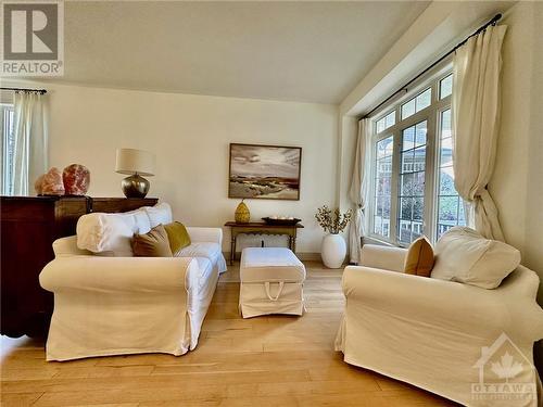 114 Strathcarron Crescent, Ottawa, ON - Indoor Photo Showing Living Room