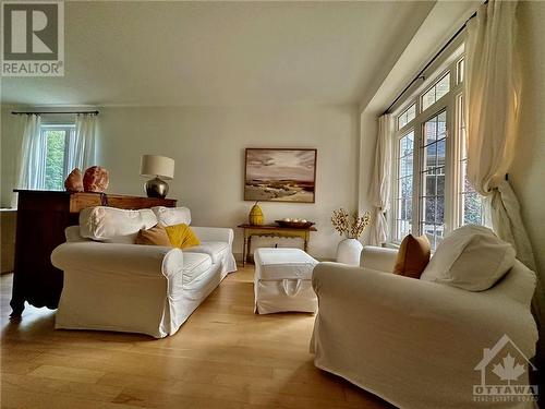 114 Strathcarron Crescent, Ottawa, ON - Indoor Photo Showing Living Room