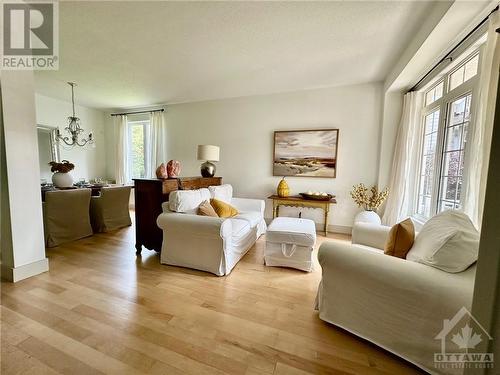 114 Strathcarron Crescent, Ottawa, ON - Indoor Photo Showing Living Room