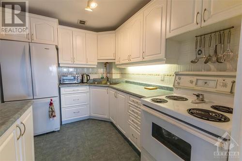 505 St Laurent Boulevard Unit#652, Ottawa, ON - Indoor Photo Showing Kitchen