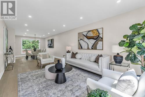 902 Kowal Drive, Mississauga (Lorne Park), ON - Indoor Photo Showing Living Room