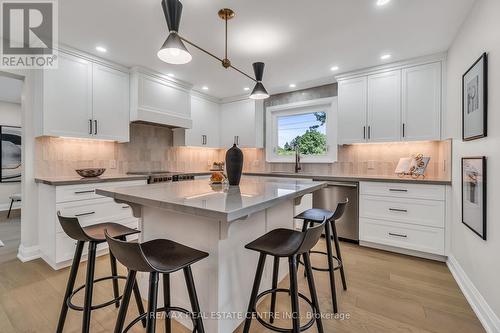 902 Kowal Drive, Mississauga (Lorne Park), ON - Indoor Photo Showing Kitchen With Upgraded Kitchen