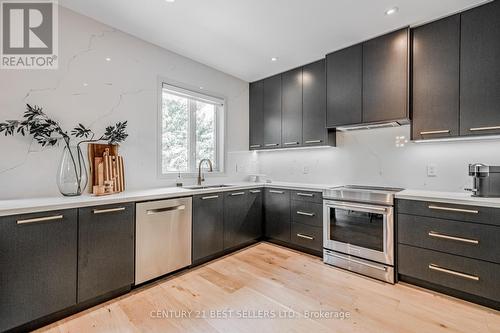 2083 Jaguar Lane, Oakville (West Oak Trails), ON - Indoor Photo Showing Kitchen With Upgraded Kitchen