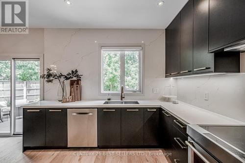 2083 Jaguar Lane, Oakville (West Oak Trails), ON - Indoor Photo Showing Kitchen With Upgraded Kitchen