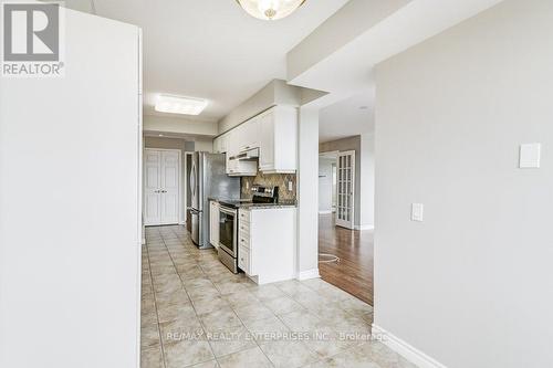 1824 - 25 Kingsbridge Garden Circle, Mississauga (Hurontario), ON - Indoor Photo Showing Kitchen