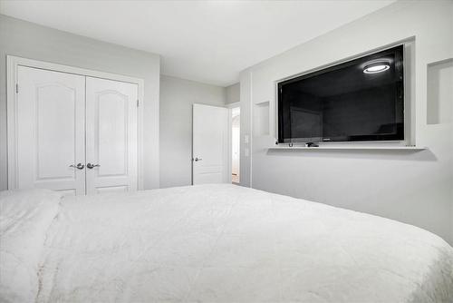 112 Sunrise Drive, Hamilton, ON - Indoor Photo Showing Bedroom